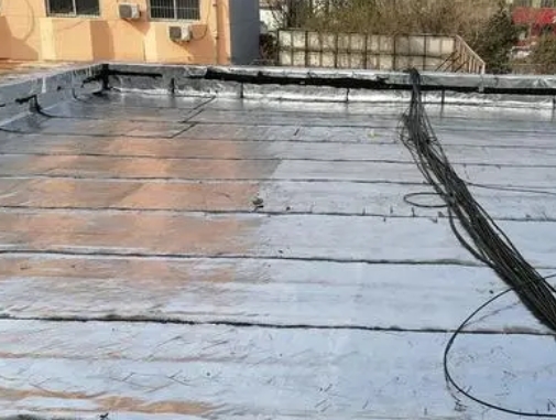 巴彦淖尔卫生间漏水维修公司分享下巴彦淖尔屋面楼顶防水刚性防水层施工要点。